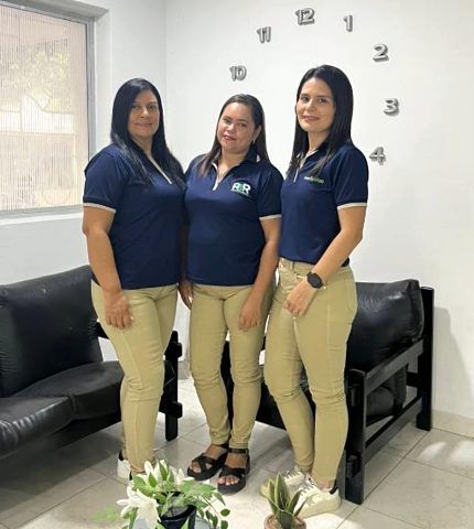 Las tres asesoras comerciales de Rojas y Rincón, con el uniforme de la agencia, en la oficina de Cúcuta.